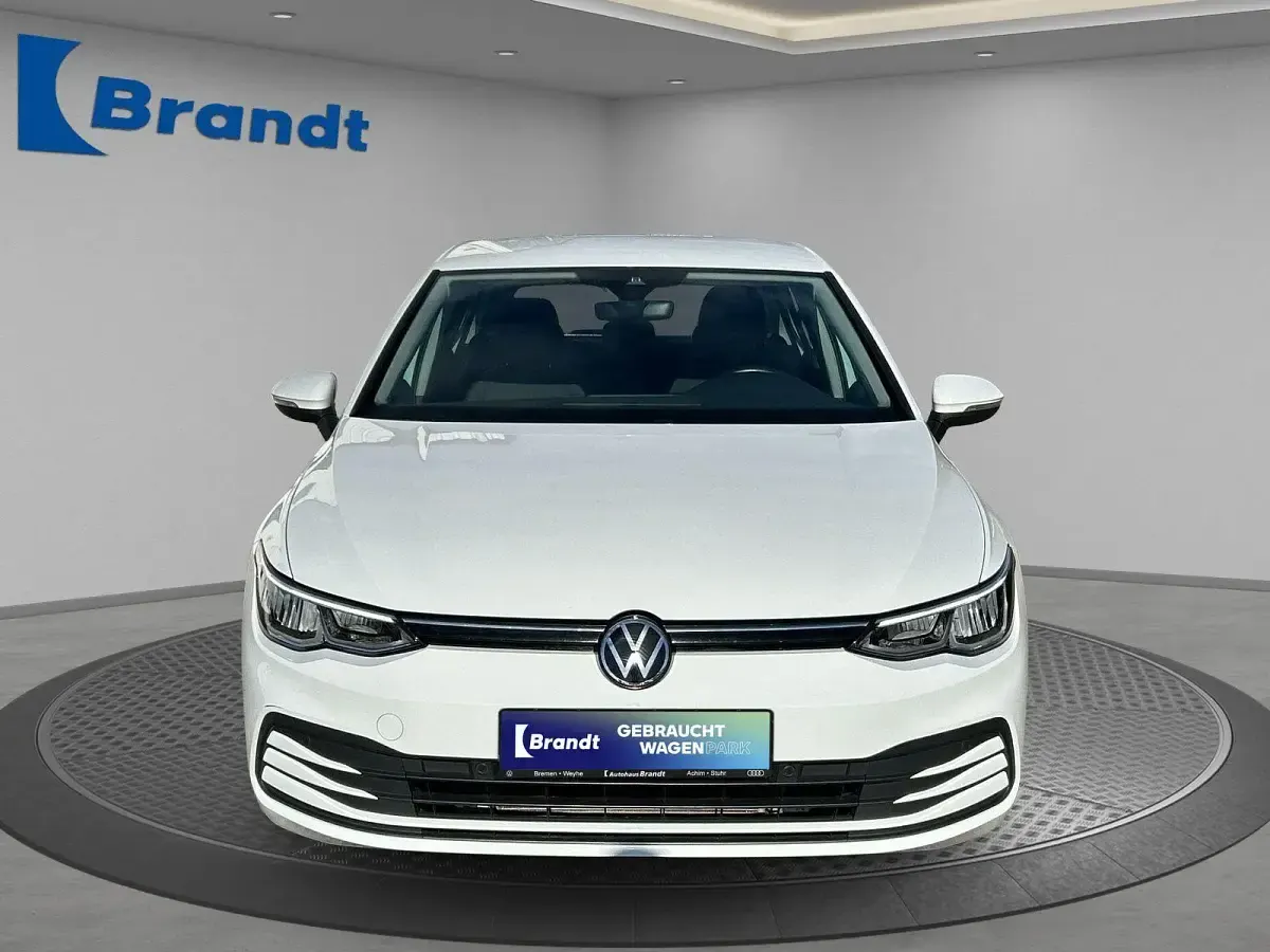 Gebraucht VW Golf Life 116 PS (85 kW) 2021 Pure white Coupé