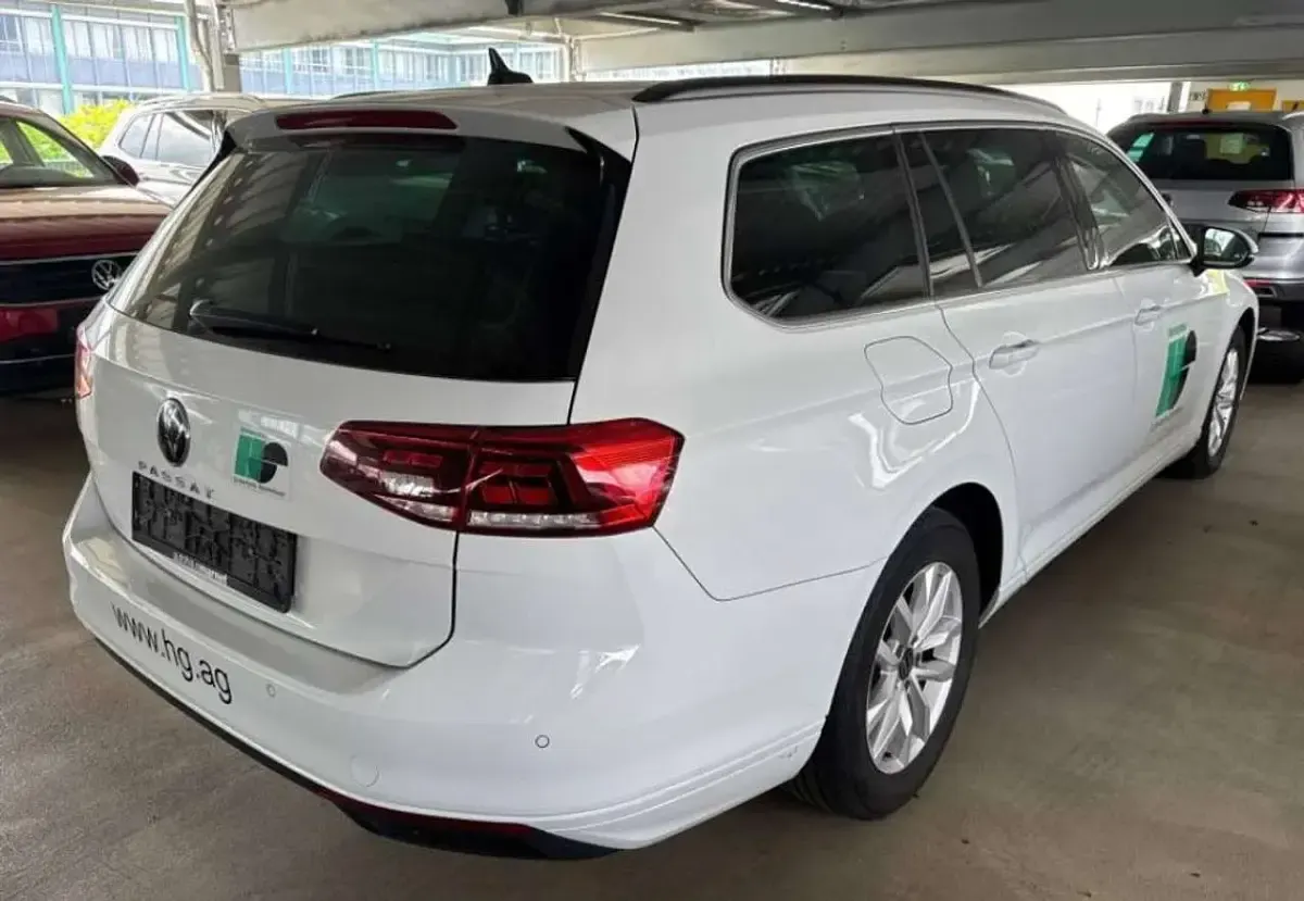 Gebraucht VW Passat Business 150 PS (110 kW) 2023 Gletscherweiß metallic Kombi