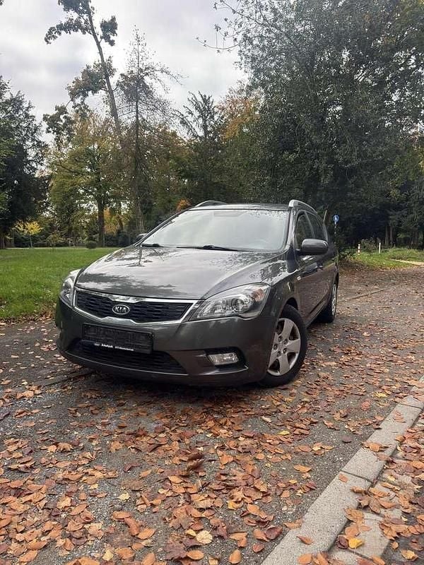 Grau Gebraucht 2011 Kia Ceed Sportswagon Spirit Kombi | 2.499 € (Guter Preis) - Bild 1/4