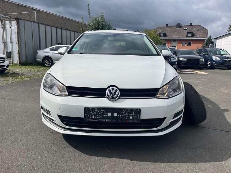 Weiß Gebraucht 2015 VW Golf VII Trendline Kombi | 6.400 € (Superpreis) - Bild 1/4