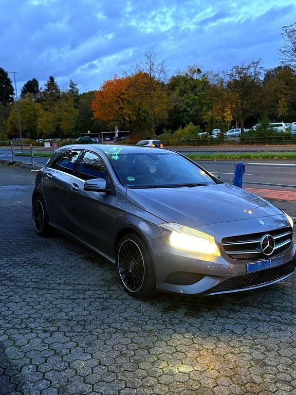 Gebraucht Mercedes A180 122 PS (89 kW) 2013 Grau Limousine