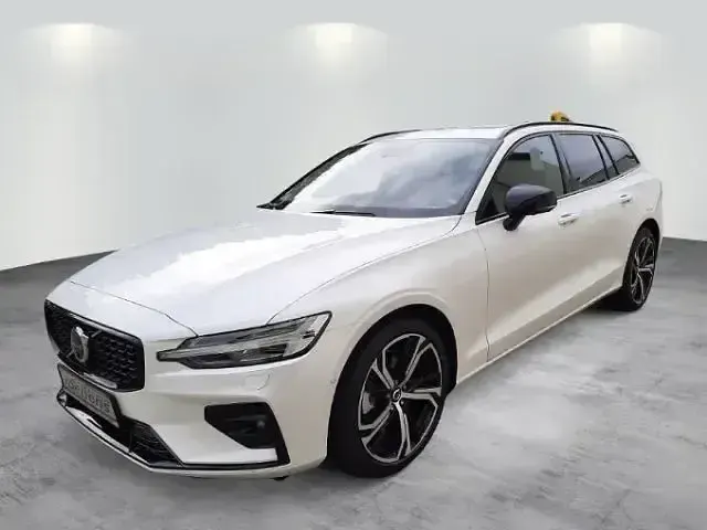 Używany Volvo V60 Plus 145 KM (106 kW) 2023 Biały Kombi
