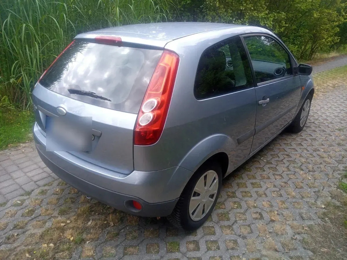 Gebraucht Ford Fiesta Ambiente 60 PS (44 kW) 2006 Blau Kleinwagen