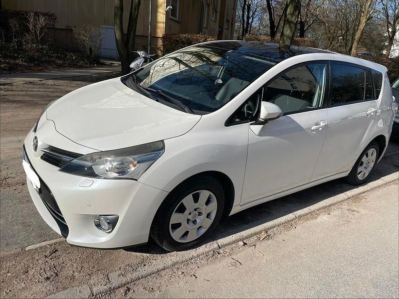 Gebraucht Toyota Verso Executive 124 PS (91 kW) 2014 Weiß Van / Kleinbus