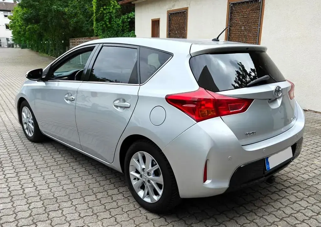 Gebraucht Toyota Auris Life+ 124 PS (91 kW) 2013 Silber Limousine
