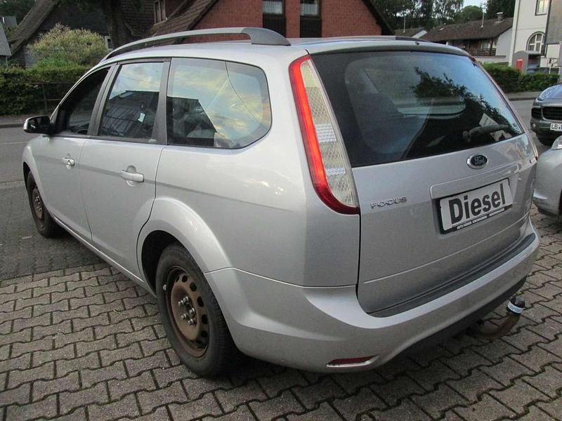 Gebraucht Ford Focus 90 PS (66 kW) 2011 Polarsilber metallic Kombi