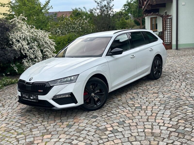 Moonweiß metallic Gebraucht 2024 Skoda Octavia RS Kombi | 34.980 € (Fairer Preis) - Bild 1/4