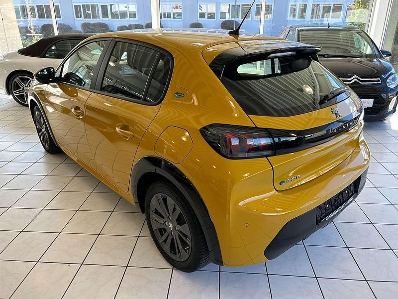 Gebraucht Peugeot e-208 Active 100 kW (136 PS) 2021 Faro gelb Kleinwagen