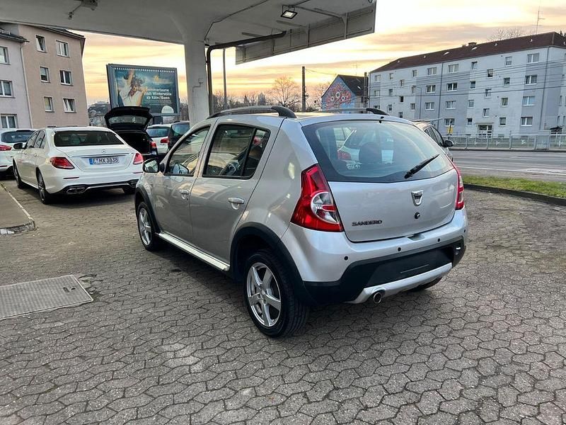 Gebraucht Dacia Sandero Stepway 84 PS (61 kW) 2012 Silber SUV