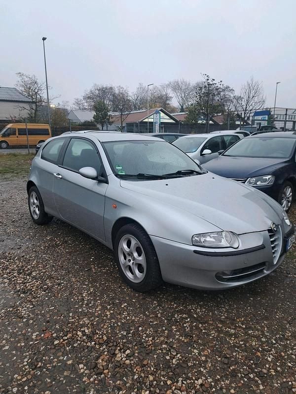 Silber Gebraucht 2001 Alfa Romeo 147 Kleinwagen | 590 € (Fairer Preis) - Bild 1/4