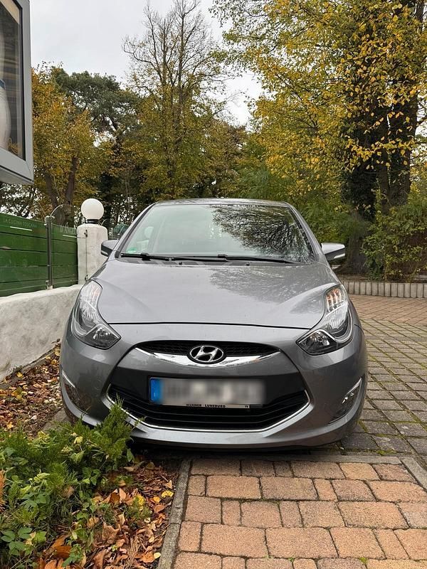 Grau Gebraucht 2014 Hyundai ix20 Van / Kleinbus | 5.750 € (Guter Preis) - Bild 1/4