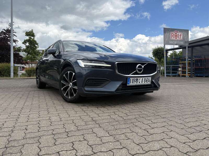 Blau Gebraucht 2020 Volvo V60 Momentum Kombi | 16.800 € (Guter Preis) - Bild 1/4
