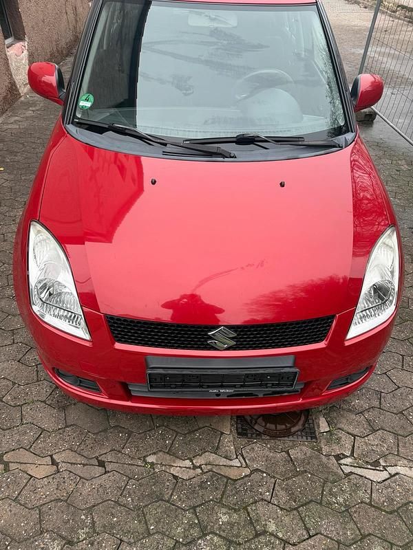 Rot Gebraucht 2007 Suzuki Swift Limousine | 3.750 € (Fairer Preis) - Bild 1/4
