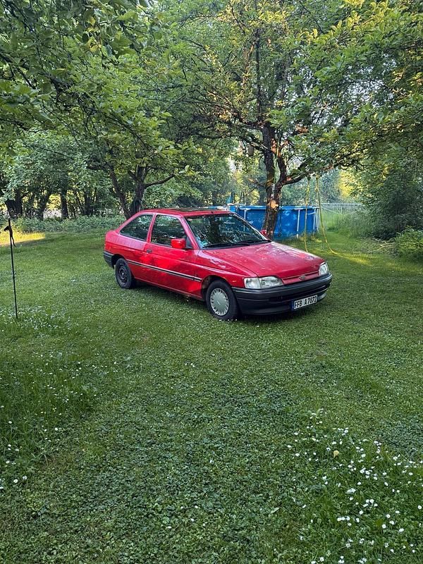 Rot Gebraucht 1992 Ford Escort Kleinwagen | 2.000 € - Bild 1/4