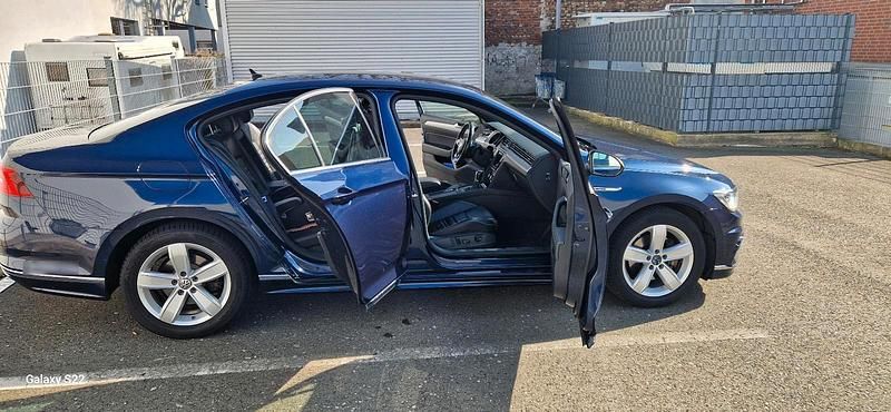 Gebraucht VW Passat Highline 190 PS (139 kW) 2015 Blau Limousine
