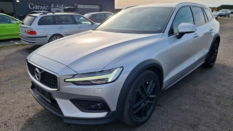 Silber Gebraucht 2019 Volvo V60 CC Kombi | 22.999 € (Fairer Preis) - Bild 1/4