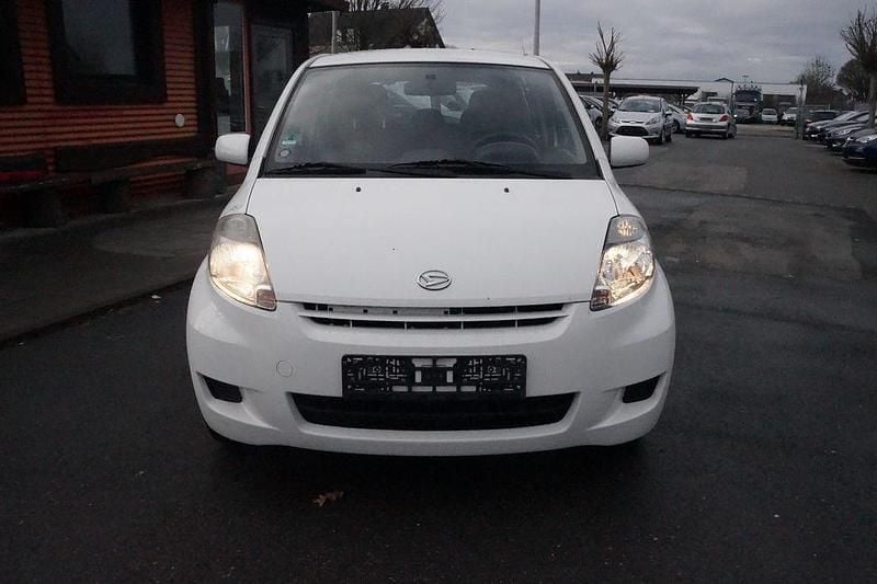 Gebraucht Daihatsu Sirion 69 PS (50 kW) 2009 Weiß Kleinwagen