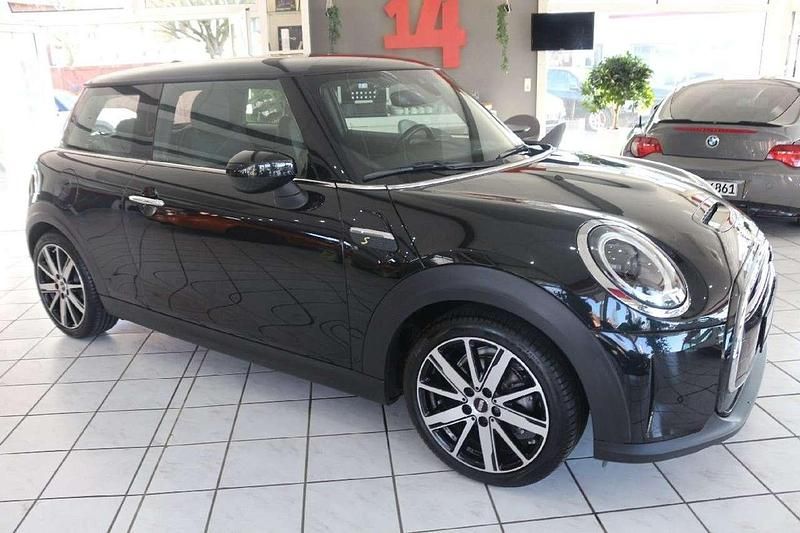 Gebraucht Mini Cooper S 135 kW (184 PS) 2022 Midnight black metallic Kleinwagen