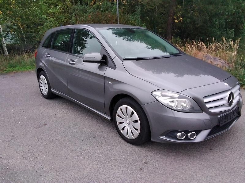 Grau Gebraucht 2012 Mercedes B200 Van / Kleinbus | 7.190 € (Guter Preis) - Bild 1/4