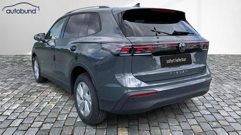 Gebraucht VW Tiguan Advance 150 PS (110 kW) 2024 Grau / delfingrau SUV