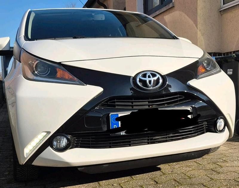 Gebraucht Toyota Aygo Play 69 PS (50 kW) 2014 Weiß Kleinwagen
