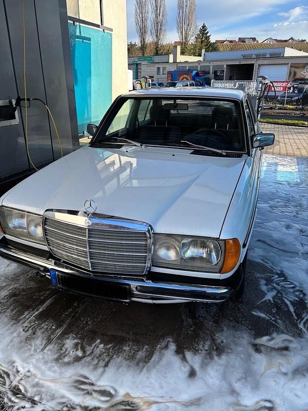 Weiß Gebraucht 1982 Mercedes E230 Limousine | 7.200 € - Bild 1/4