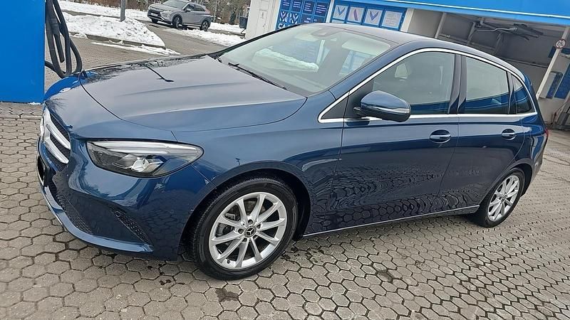 Gebraucht Mercedes B180 116 PS (85 kW) 2019 Blau Van / Kleinbus