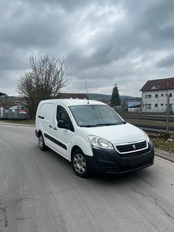 Gebraucht Peugeot Partner 105 PS (77 kW) 2015 Weiß Van / Kleinbus
