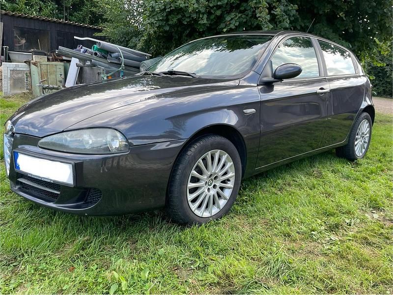 Grau Gebraucht 2008 Alfa Romeo 147 Kleinwagen | 1.300 € (Fairer Preis) - Bild 1/4