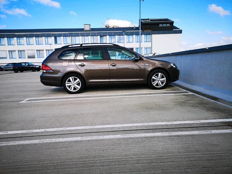 Braun Gebraucht 2012 VW Golf VI Match Kombi | 8.400 € (Teuer) - Bild 1/4