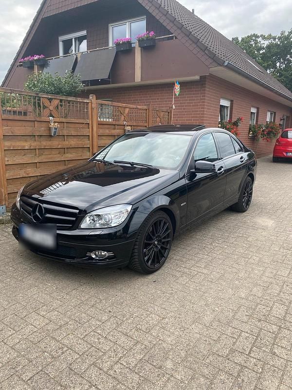 Schwarz Gebraucht 2010 Mercedes C350 Limousine | 10.500 € (Fairer Preis) - Bild 1/4