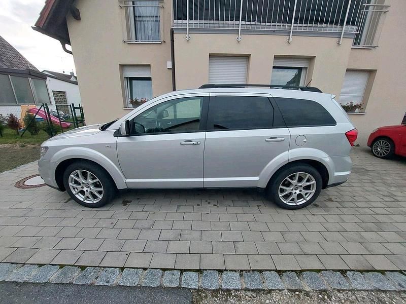 Grau Gebraucht 2011 Fiat Freemont SUV | 8.000 € (Fairer Preis) - Bild 1/4