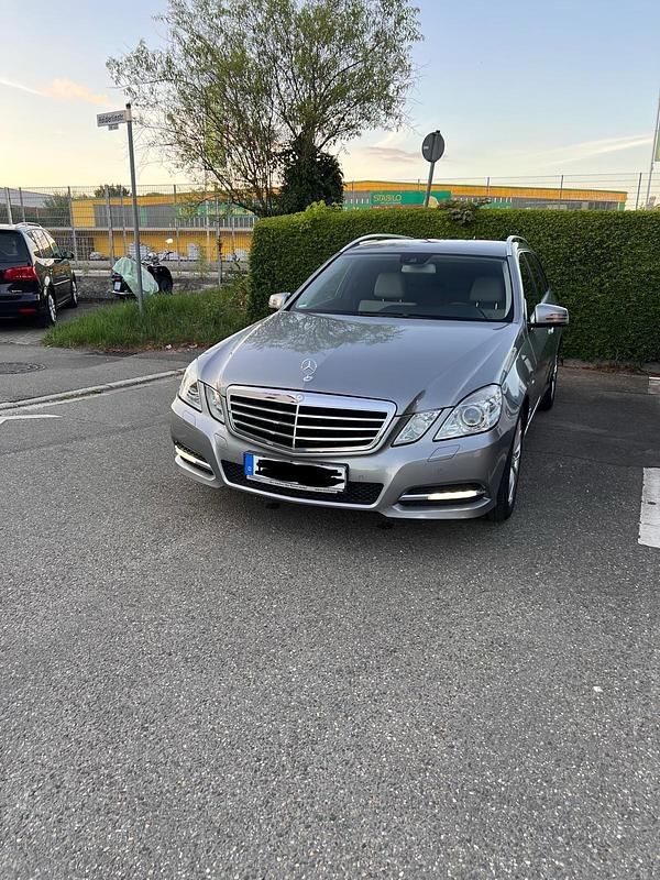 Grau Gebraucht 2012 Mercedes E200 Kombi | 14.900 € (Etwas zu teuer) - Bild 1/4