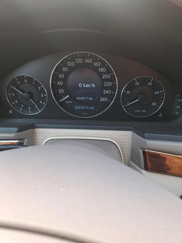 Schwarz Gebraucht 2004 Mercedes E220 Limousine | 2.200 € (Superpreis) - Bild 1/4