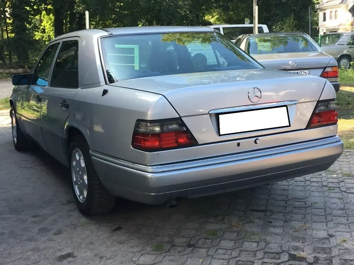 Gebraucht Mercedes 200 136 PS (100 kW) 1994 Silber Limousine