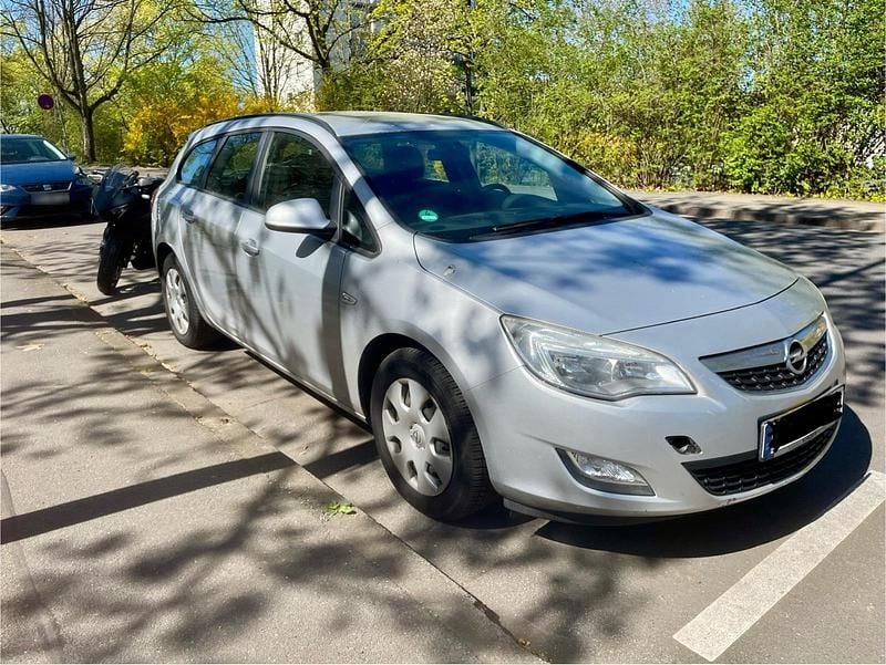 Second-hand Opel Astra 116 CP (85 kW) 2011 Argintiu Break