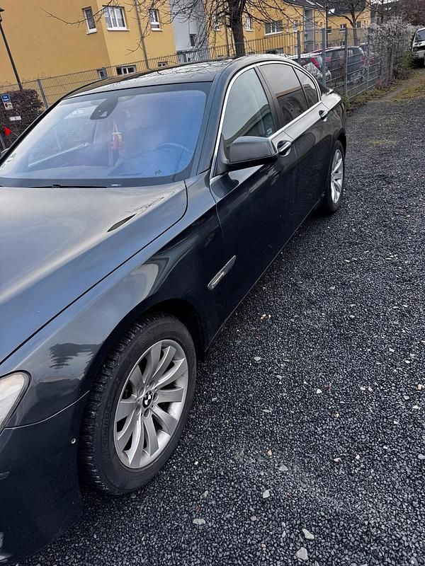 Gebraucht BMW 740 306 PS (225 kW) 2010 Schwarz Limousine