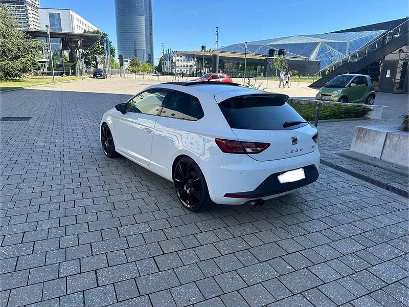 Weiß Gebraucht 2013 Seat Leon SC FR Kleinwagen | 8.399 € (Guter Preis) - Bild 1/4
