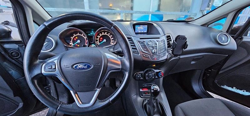 Gebraucht Ford Fiesta Celebration 101 PS (74 kW) 2017 Grau Kleinwagen