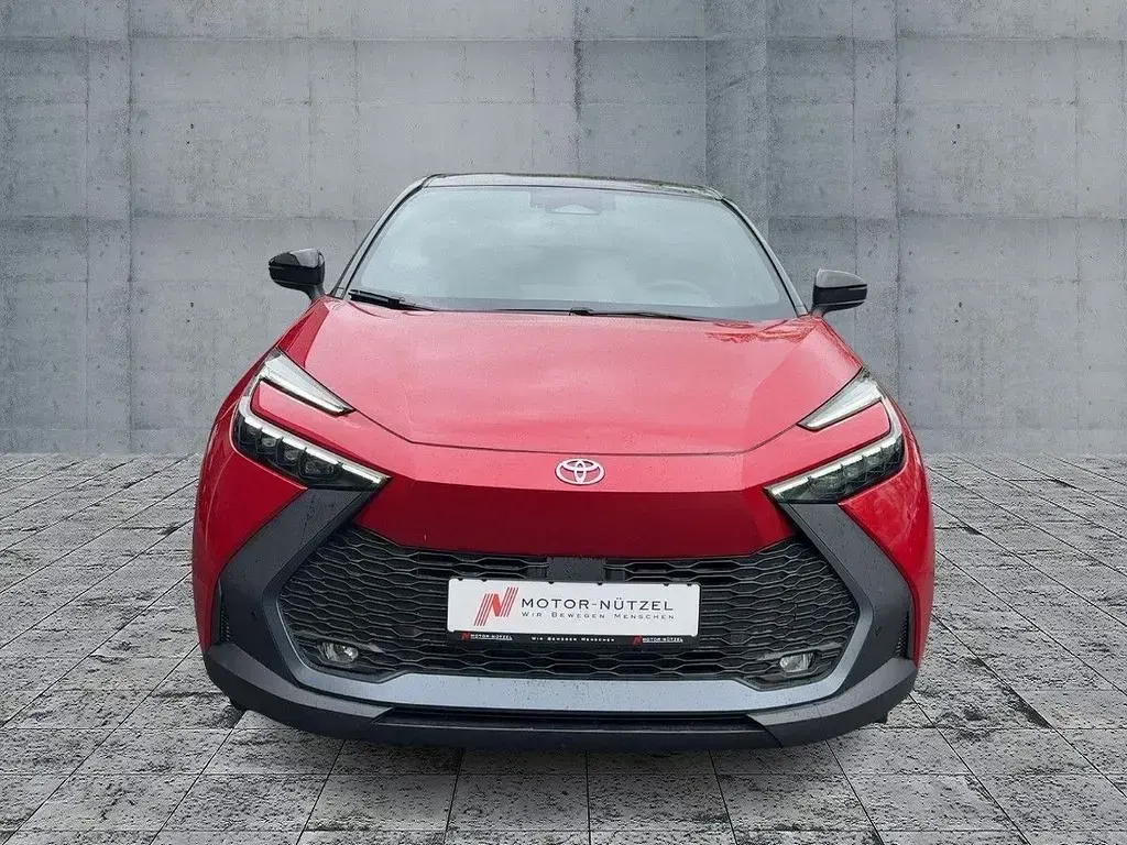Neu Toyota C-HR Team 197 PS (144 kW) 2025 Emotional red 2 (3u5)/ black ( SUV