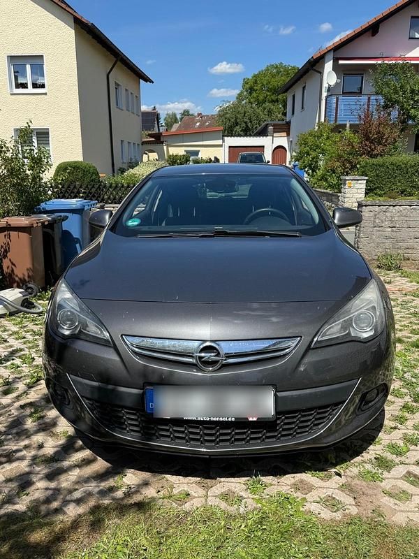 Grau Gebraucht 2011 Opel Astra GTC Limousine | 6.000 € (Teuer) - Bild 1/4