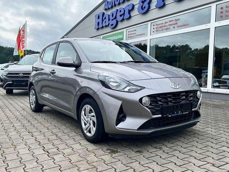 Brass (metallic) Gebraucht 2022 Hyundai i10 Select Kleinwagen | 12.390 € (Superpreis) - Bild 1/4