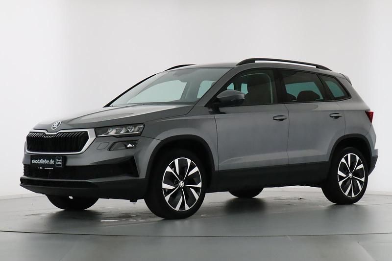 Graphitegrau metallic Gebraucht 2022 Skoda Karoq Style SUV | 26.889 € (Superpreis) - Bild 1/4