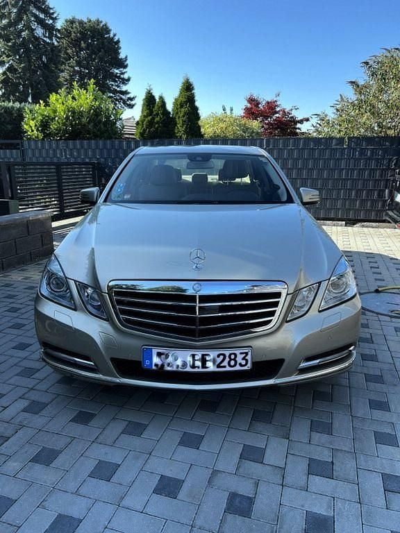 Beige Gebraucht 2010 Mercedes E200 Limousine | 11.900 € (Superpreis) - Bild 1/4