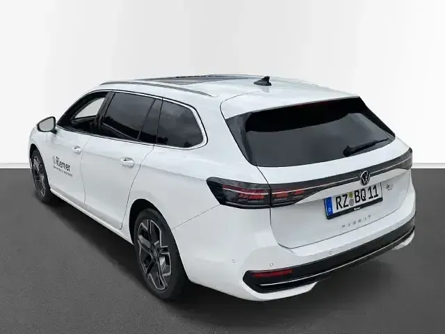 Gebraucht VW Passat Elegance 150 PS (110 kW) 2024 Pure white Kombi