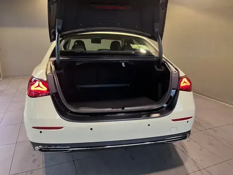 Gebraucht Mercedes E200 Avantgarde 163 PS (119 kW) 2025 Unilack schwarz/hellelfenbein Limousine