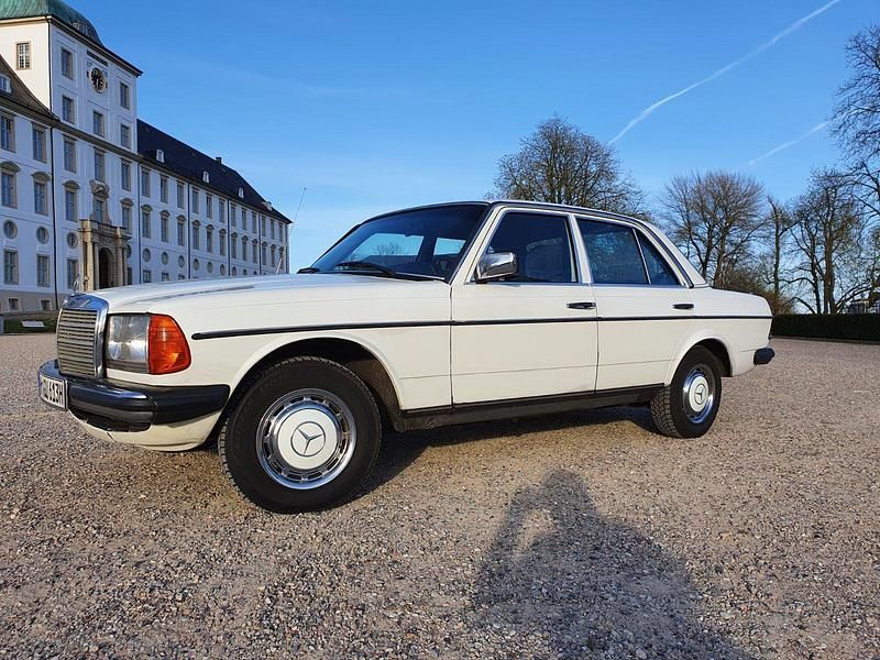 Weiß Gebraucht 1984 Mercedes 200 Limousine | 5.900 € - Bild 1/4