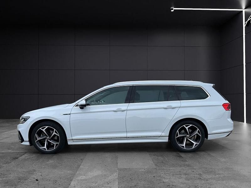 Gebraucht VW Passat Elegance 150 PS (110 kW) 2023 Gletscherweiß metallic Kombi