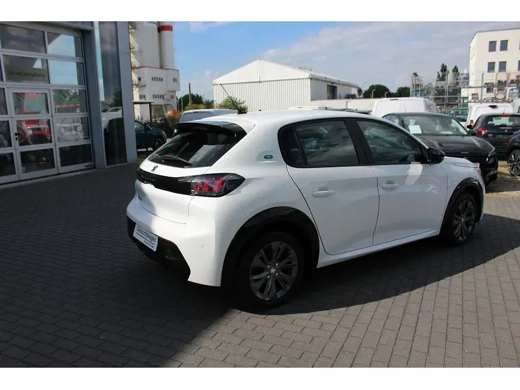 Gebraucht Peugeot e-208 Active 100 kW (136 PS) 2022 Weiss (metallic) Kleinwagen