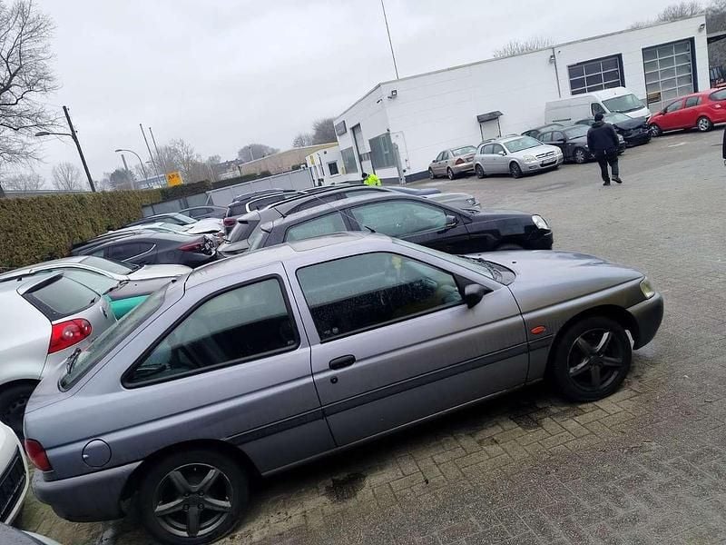 Gebraucht Ford Escort 75 PS (55 kW) 1996 Grau Coupé